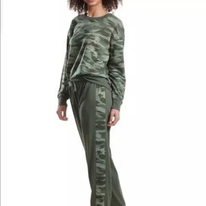 Splendid Women's Long Sleeve 2 Piece Pajama Set Camouflage Olive Comfortable